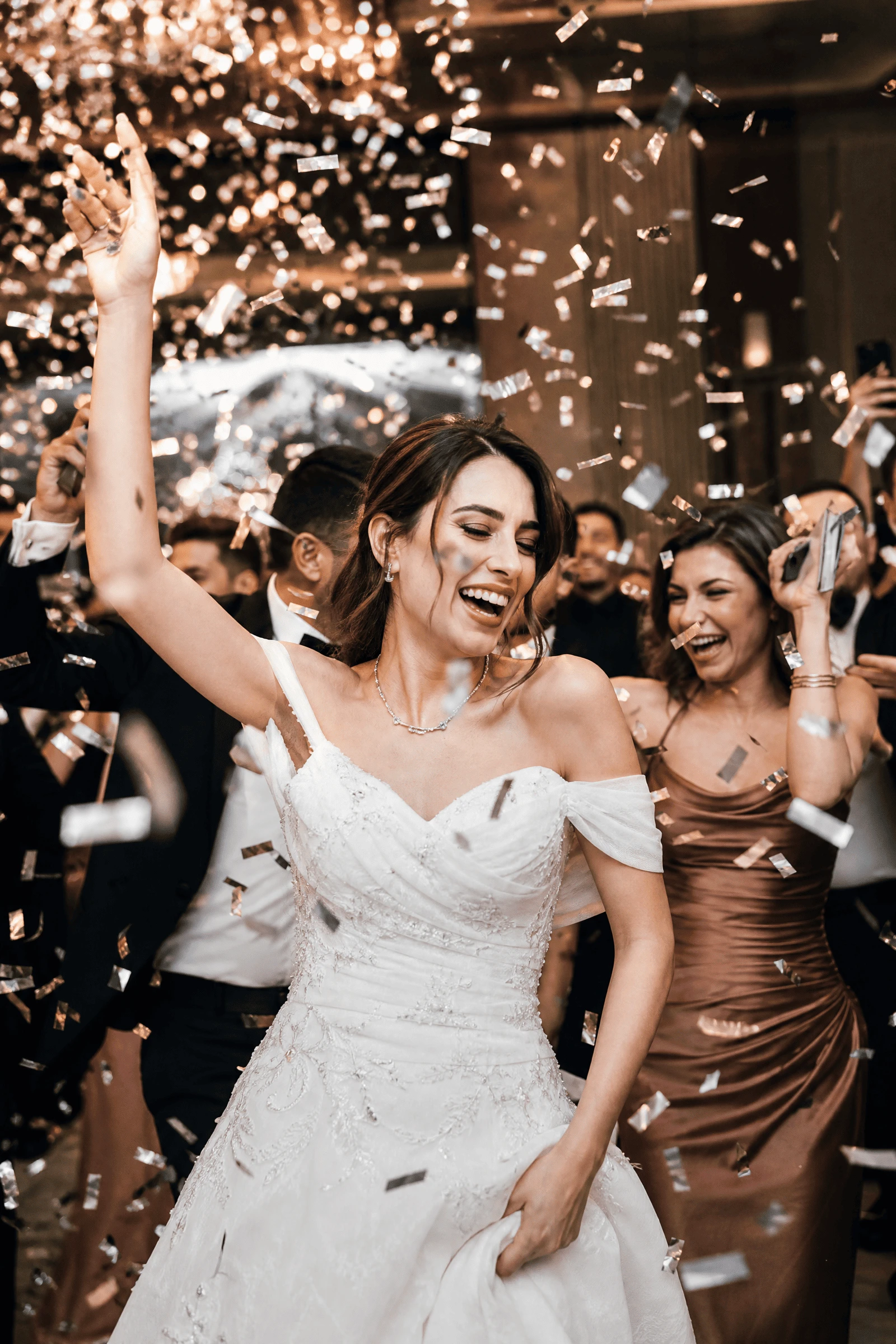 Romantik gün batımı düğün fotoğrafı